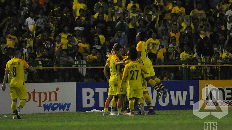 Persegres Gresik United merayakan kemenangan atas Arema Cronus. Copyright: &copy; GTS
